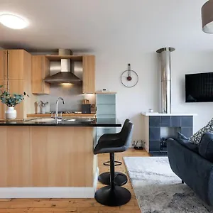 Modern Penthouse 2 Bed, 2 Bath Sleeps 6 Centre Apartment
