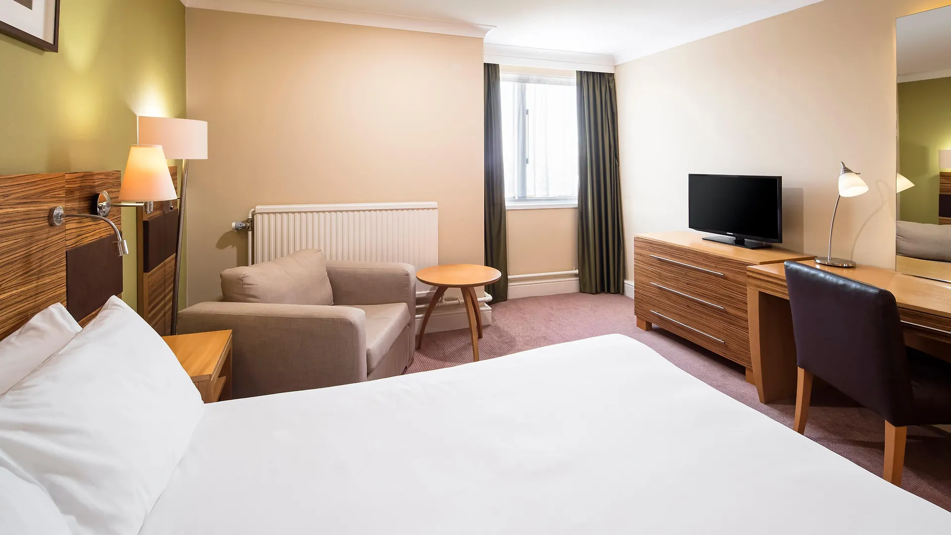Crowne Plaza Chester 4*,